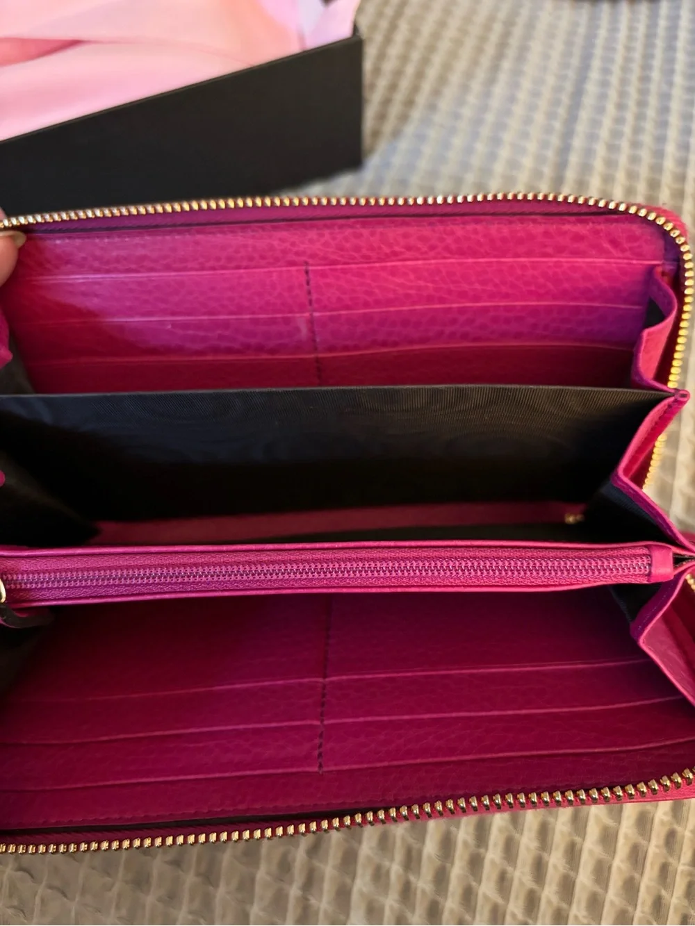 Authentic Gucci Magenta Zip-Around Leather Wallet with Tassel - Picture 4 of 8